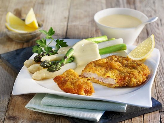 witte-en-groene-asperges-met-kalfsschnitzel