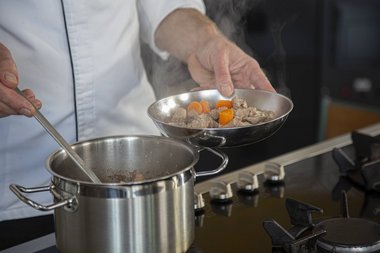 Kalfsvlees scheiden van de groenten en hou het apart.