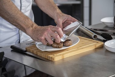 Kalfsvlees op een bord onder aluminium folie 