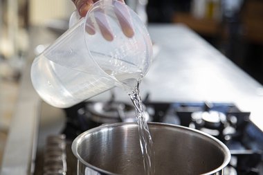 Water toevoegen tot het kalfspoulet ruim onder staat.