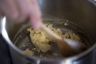 Met de afgekoelde bouillon maak je de roux 