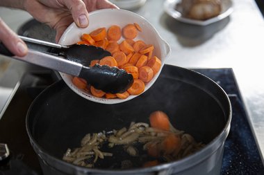 Voeg groenten en kruiden toe in de braadpan.