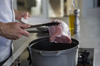 Kalfsvlees uit de pan halen