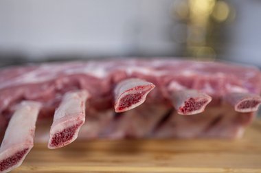 Haal de Frenched Rack uit de koelkast.