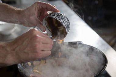 Voeg de saus toe en breng op smaak met kruiden/specerijen.