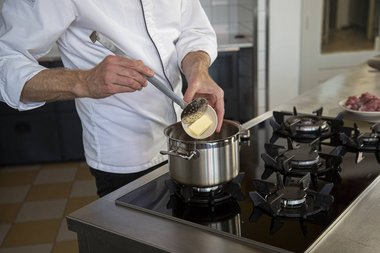 Boter in de pan toevoegen