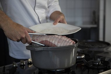 Kalfsvlees in de braadpan leggen.
