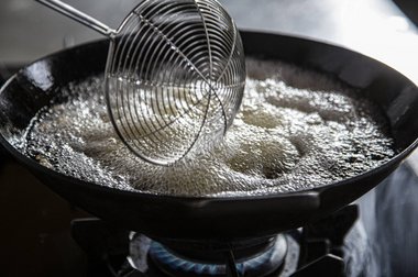 Frituur de kalfsvleesreepjes en schep regelmatig om.