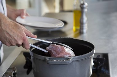 Leg het kalfsvlees (kalfsribeye) in de pan