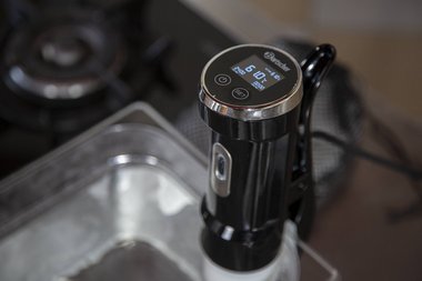 Breng het water op 61°C d.m.v. de sous vide stick