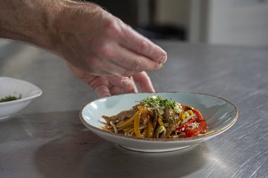Schep de kalfsvleesreepjes uit de pan