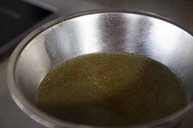 Laat het afgegoten vocht (bouillon) afkoelen