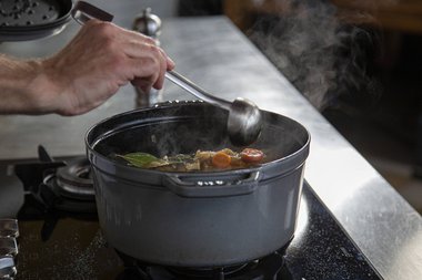 Schep daarbij de groenten en vocht over het kalfsvlees.
