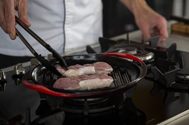 Kalfsentrecote in de pan leggen.