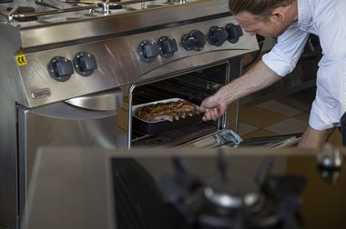 Haal het kalfsvlees uit de oven na circa 90 minuten.