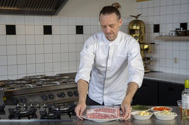 Haal het kalfsvlees uit de koelkast.