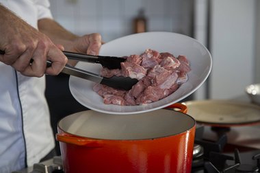 Leg het kalfsvlees in de pan.