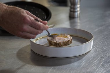 Giet de jus over de kalfsrollade.