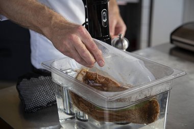 Leg het gevacumeerde kalfsvlees in de sous vide bad.