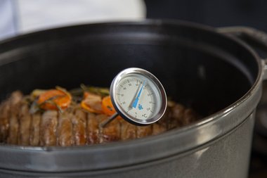 Haal de kalfsrollade uit de braadpan bij kerntemperatuur 65/70°C.