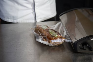 Vacumeer het kalfsvlees met kruiden en specerijen