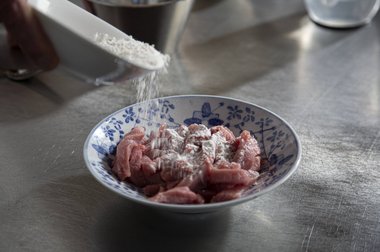 Bestuif het kalfsvlees rondom met tempurabloem.