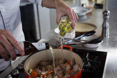 Blus het kalfsstoofvlees af met wijn en bier.