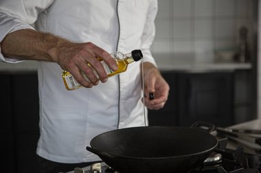 Doe een scheutje olijfolie in de wokpan.