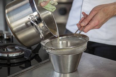 Giet het geheel door een fijne zeef af na circa 1 uur koken 