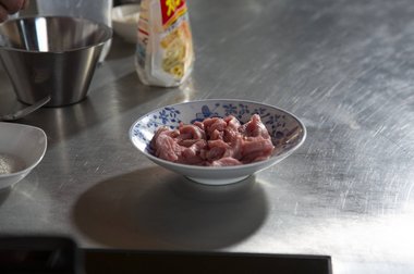 Kalfsvleesreepjes uit de koelkast halen.