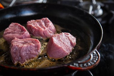Bak het kalfsvlees in de pan.