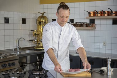 Haal het kalfsvlees uit de koelkast.